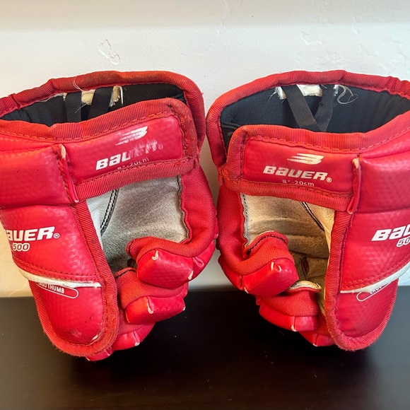 Bauer 500 Junior 8” Red and White Hockey Gloves - Picture 5 of 9